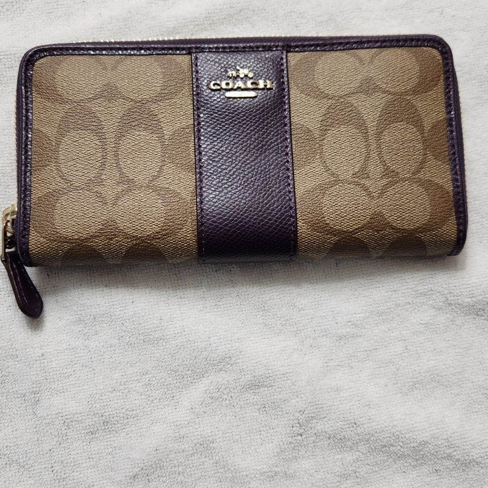 Leather coach wallet. Like new , never used just doesn't have the tags